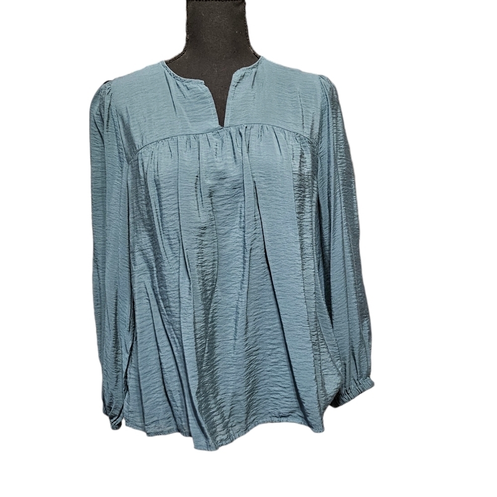 A New Day Gathered Yoke V-neck Green Peasant top 85% Rayon 15 % Nylon Size L